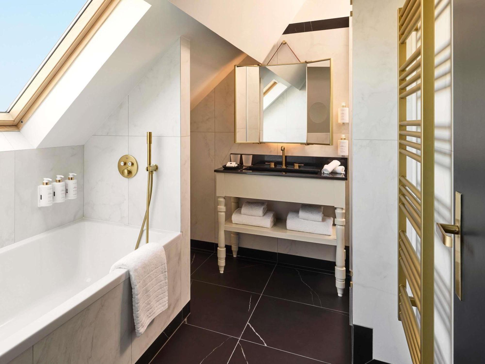 Deluxe Room One King Bed